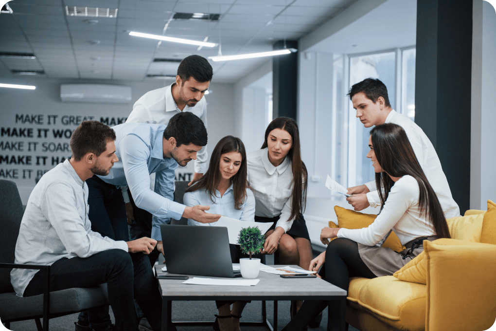 Équipe collaborant dans un espace de travail ouvert